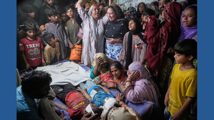 انهيار سقف مركز تعليمي في شرق باكستان، ما أسفر عن مقتل 14 طفلاً على الأقل | kare11.com