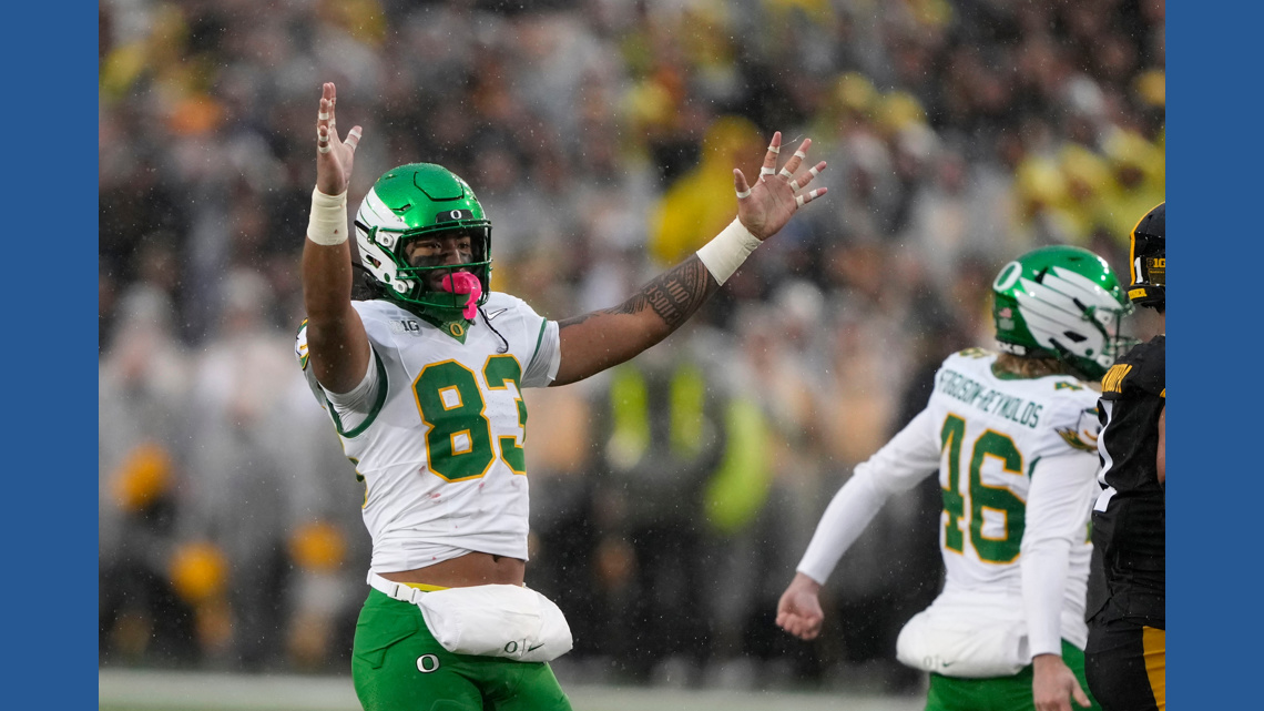 No. 6 Oregon escapes with 18-16 win over Iowa on Sappington's field ...