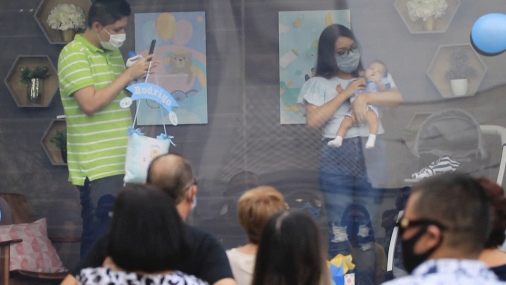 If you're excited about showing off your new baby, but hesitant about bringing your newborn around a lot of people because of the coronavirus pandemic.
don't have to worry, because a company in Mexico created this glass-enclosed mobile cabin.