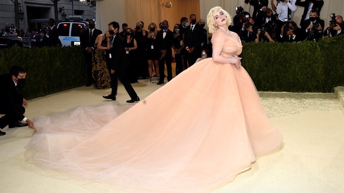 Hailee Steinfeld debuts new look at Met Gala, stuns Twitter | kare11.com