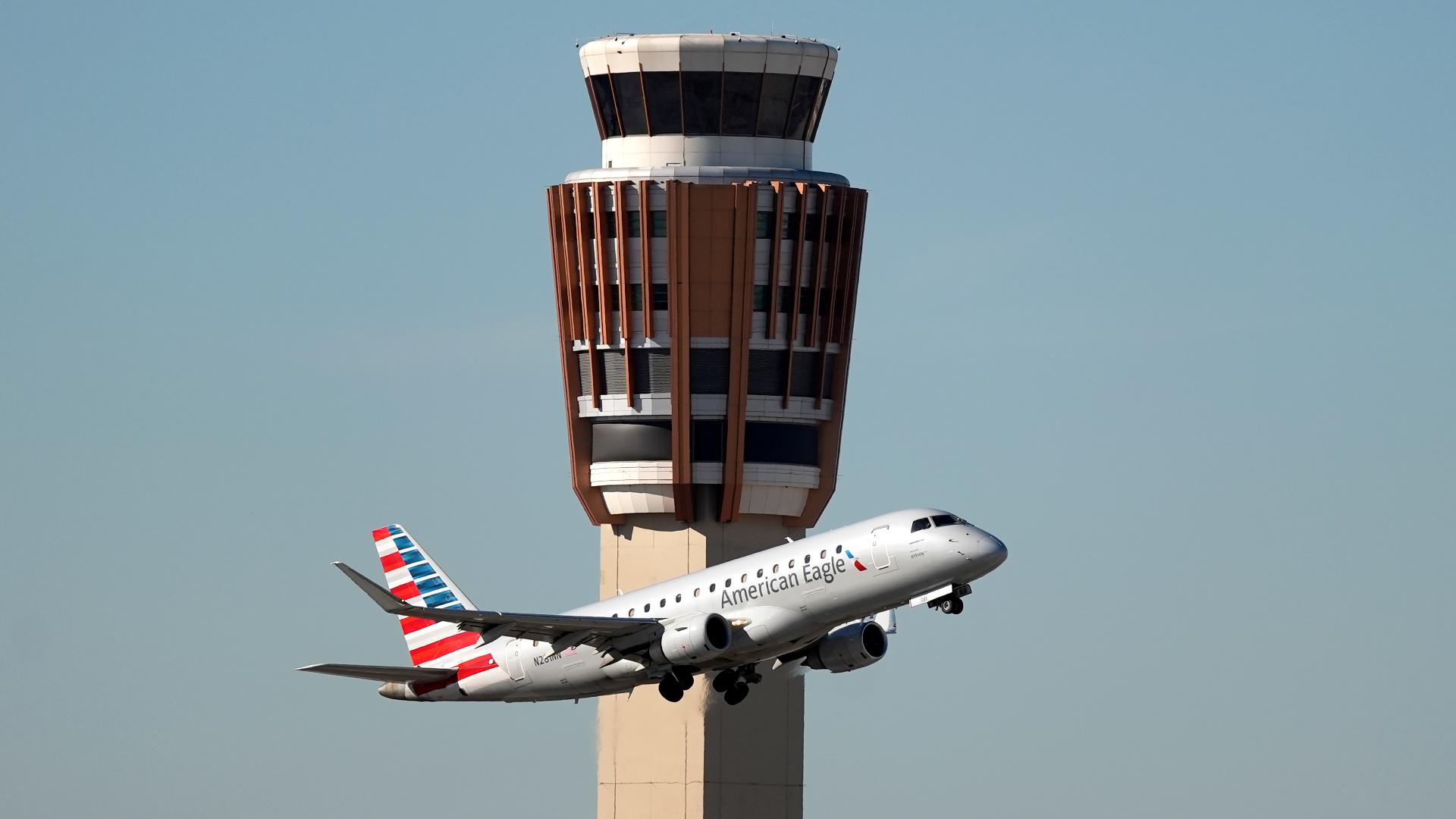 2 planes with the same flight number avoid possible disaster thanks to quick-thinking controller