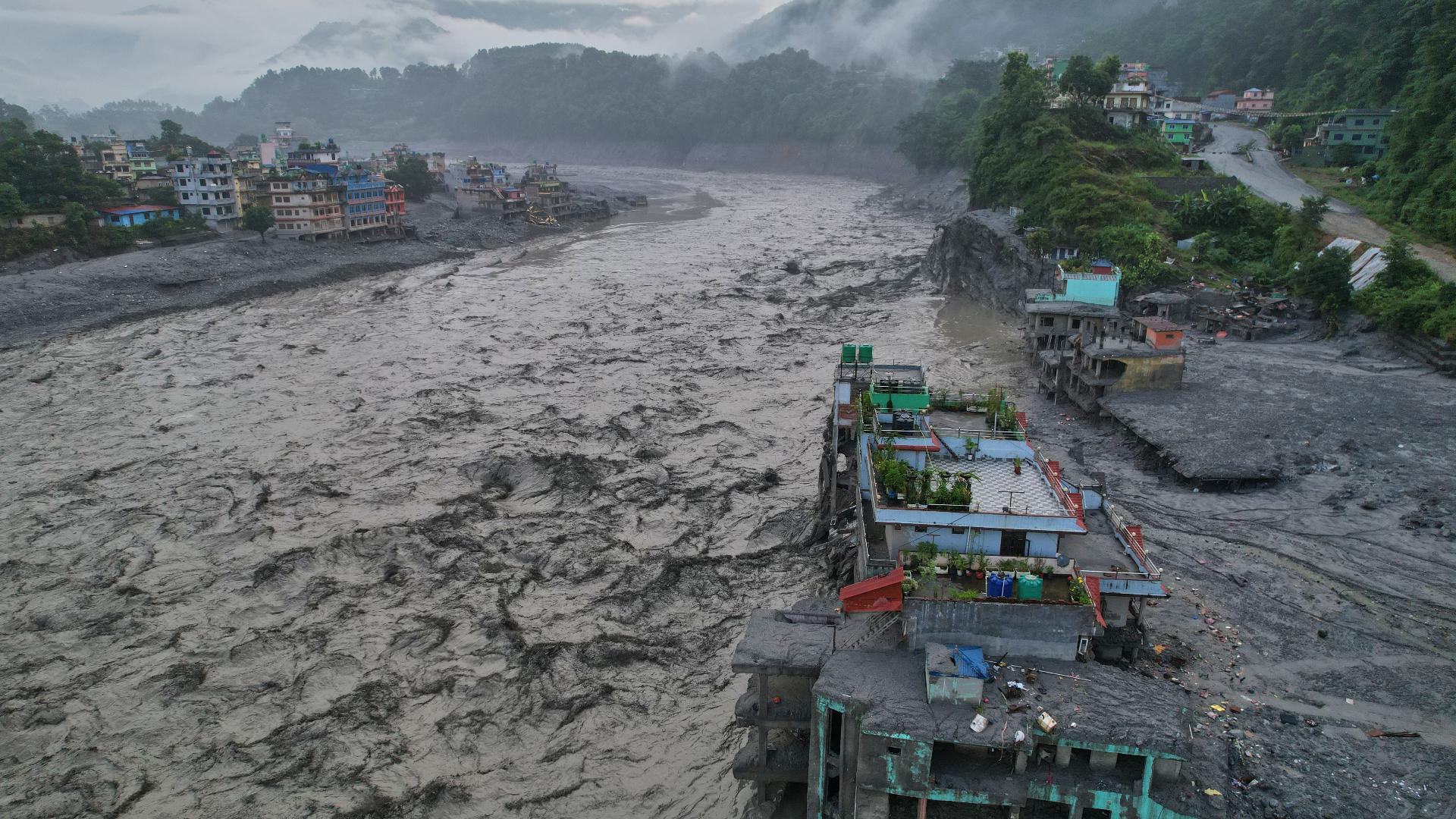 Nepal flood deaths surpass 900 as hundreds of workers are trapped in hydropower tunnels