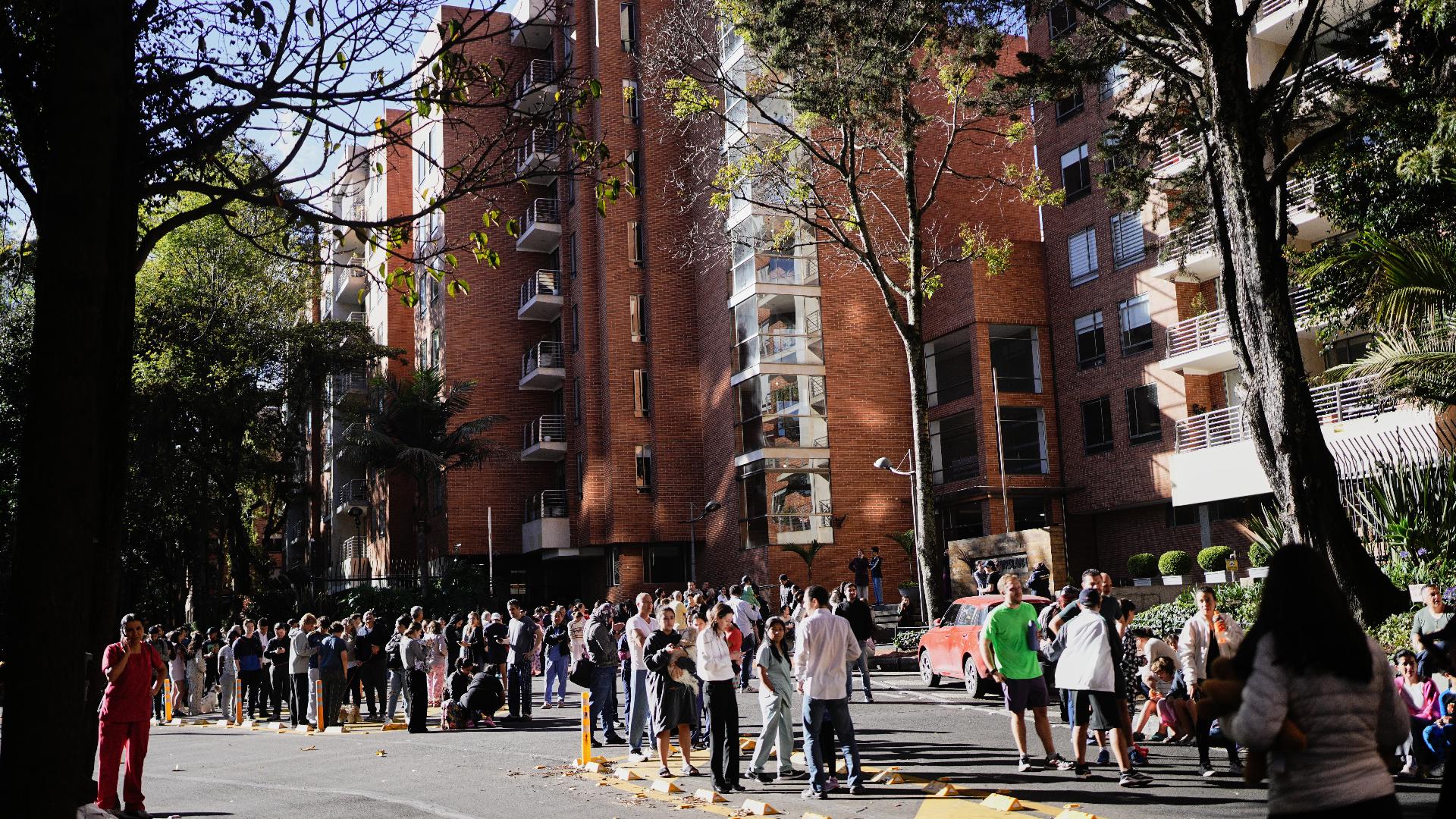 7.4-magnitude earthquake shakes Colombia and Ecuador, prompting evacuations