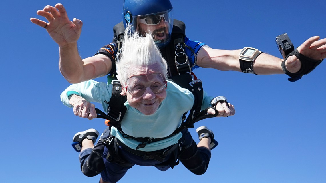 104-year-old Chicago woman skydives from plane, aiming for record - Vimarsana News