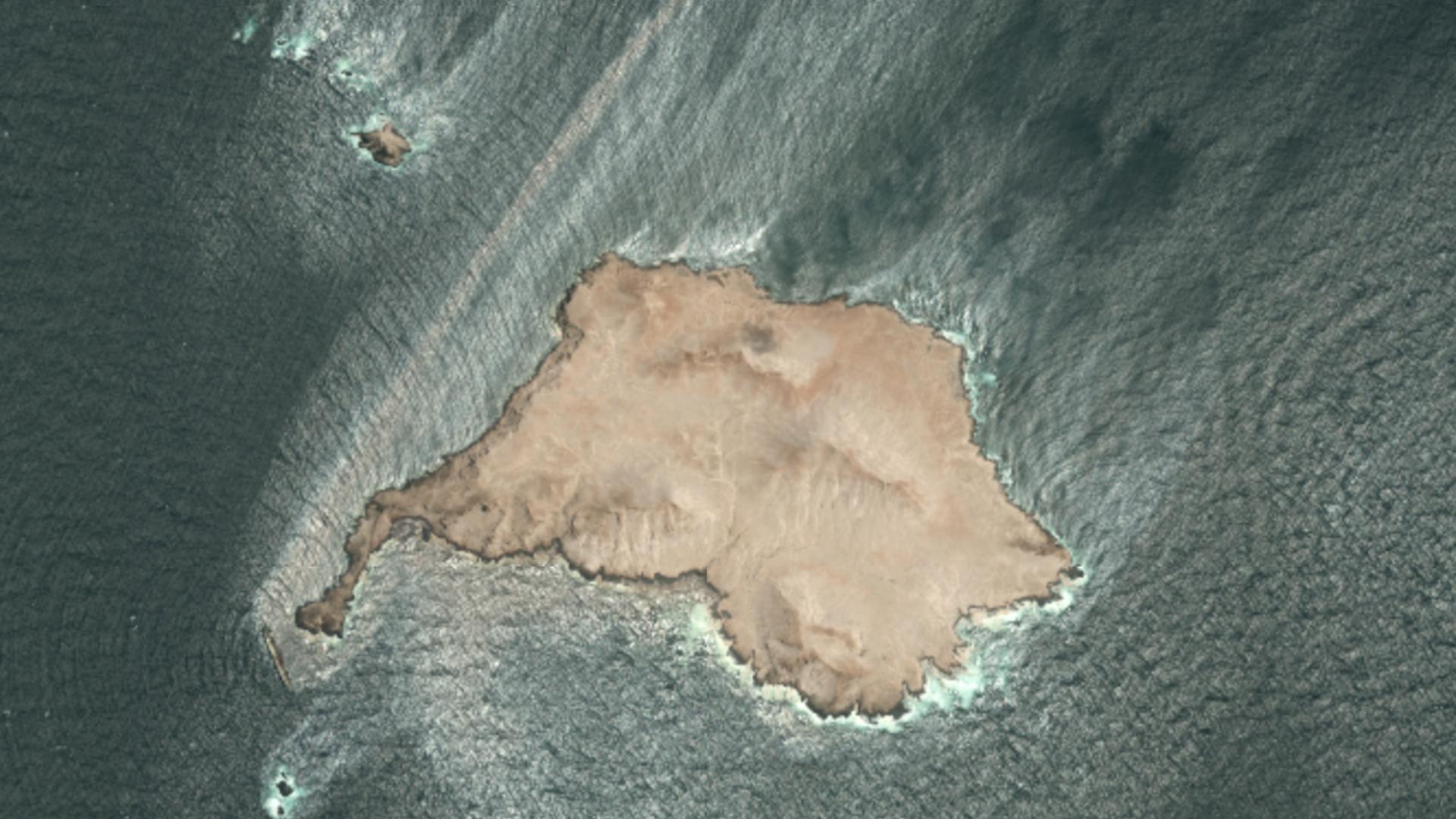 Leaking tanker carrying nearly 1M barrels of oil appears to be sinking off Oman's coast