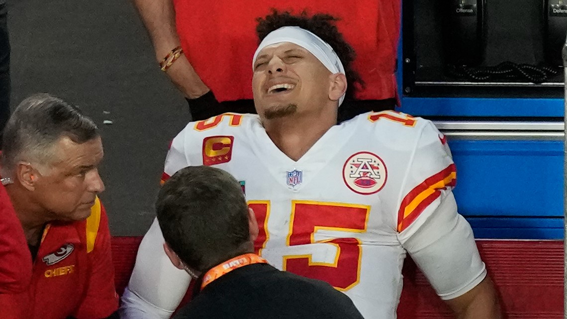 Chiefs, Patrick Mahomes lift Lombardi Trophy following Super Bowl