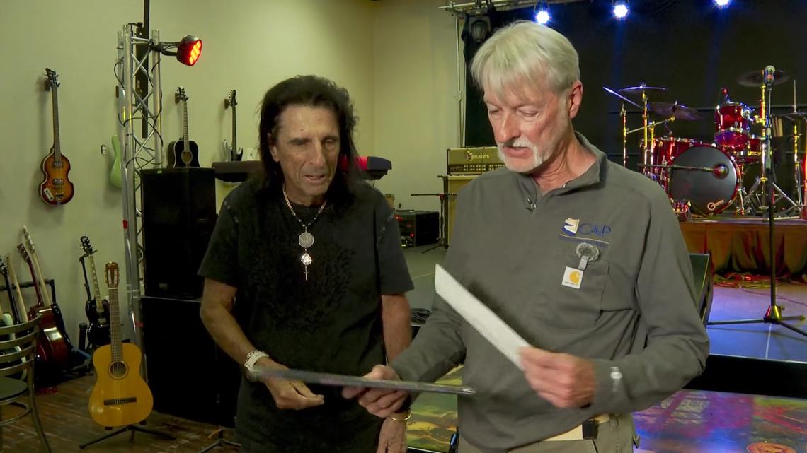 Alice Cooper thanks Arizona man who found his credit card at a gas station
