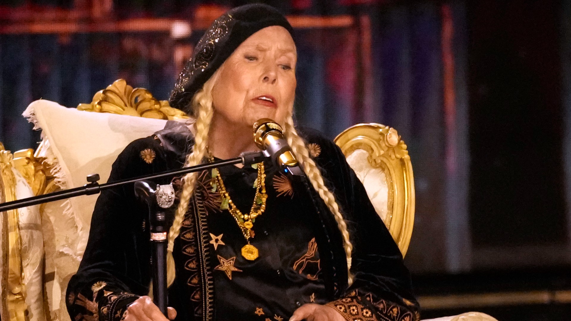 Joni Mitchell becomes American citizen after 62 years in U.S.