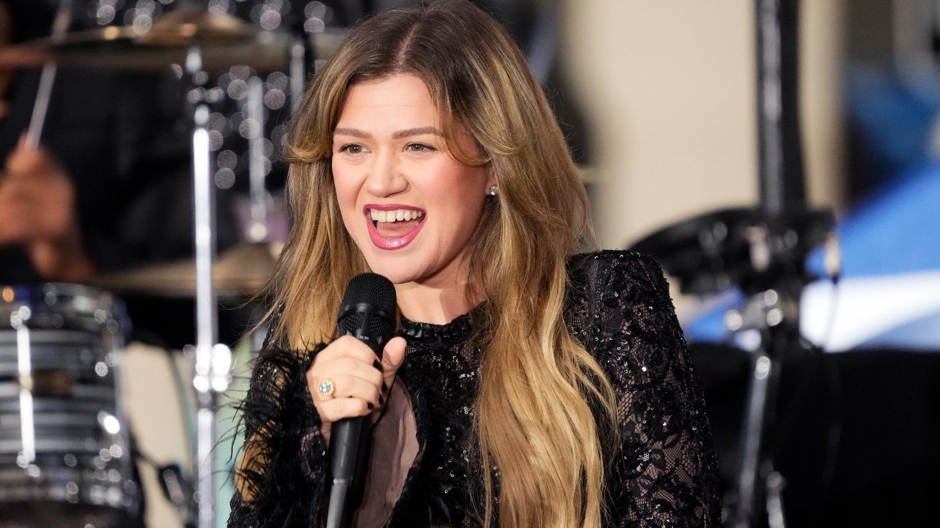 Footage of Kelly Clarkson in Brooklyn novelty shop released as store owners say singing bird is now $15 million