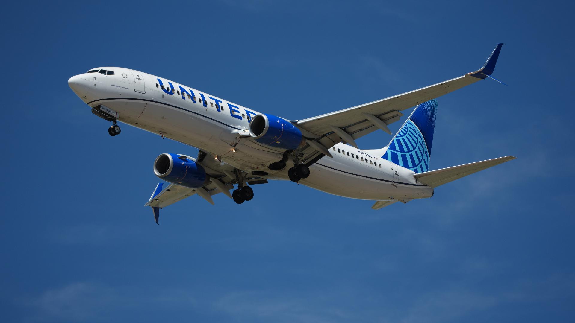 Regional jet's windshield shatters after takeoff, leaving pieces of glass in cockpit