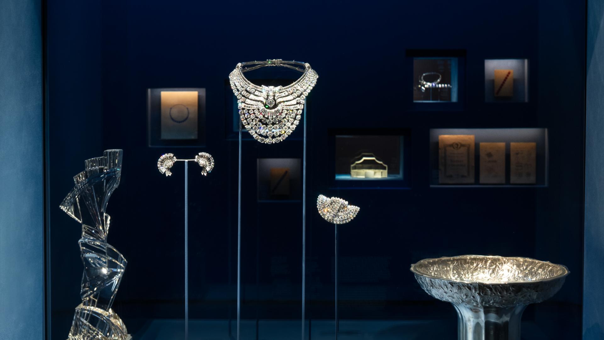 Austrian police search for two men who stole diamond necklace in midday museum heist