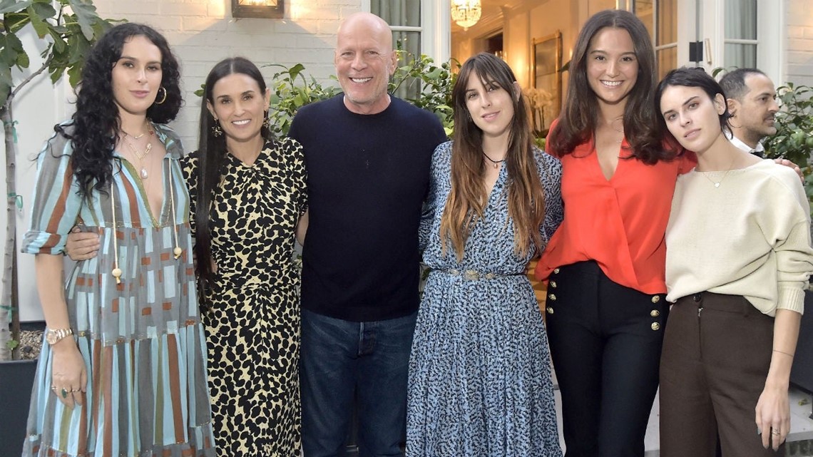 Bruce Willis And Ex Demi Moore Cheer As Rumer Teaches Her 6 Year Old Sister To Ride A Bike Kare11 Com