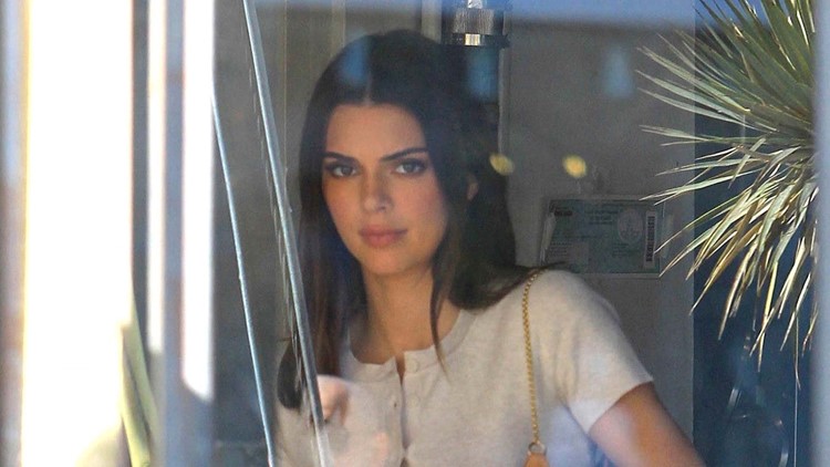 Kendall Jenner Spotted With Nba Star Devin Booker On Road Trip During Quarantine Kare11 Com