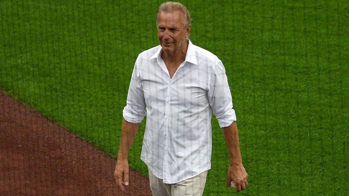 Field of Dreams: Kevin Costner plays catch before Yankees vs White