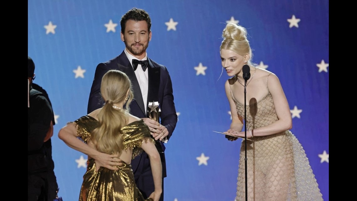Amanda Seyfried Has a Wardrobe Malfunction in Vintage Gown at 2023 Critics  Choice Awards | kare11.com