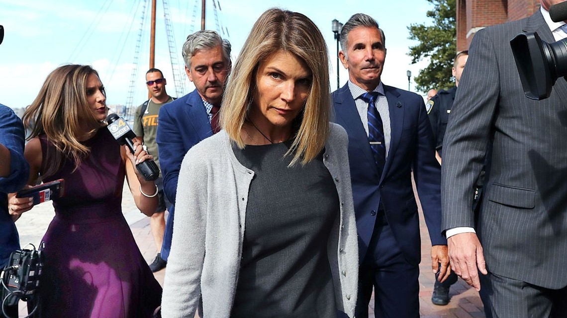 Lori Loughlin S Daughters Rowing Photos Released By Prosecutors In College Bribery Case