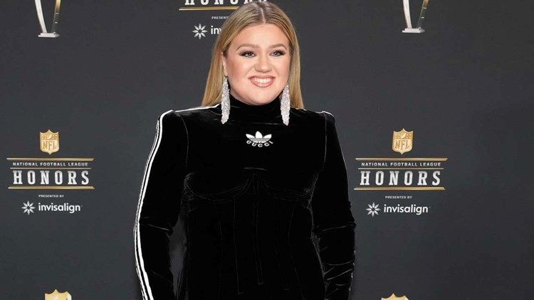 Kelly Clarkson Is 'Proud' to Be the 1st Woman to Host the NFL Honors: 'It's  a Really Cool Thing' (Exclusive)