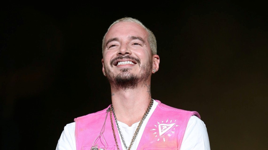 daddyyankee gives #jbalvin his flowers for being the first Latino art