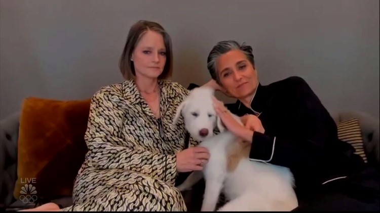 Jodie Foster Accepts Golden Globe Win In Chic Pajamas With Her Wife And Dog Kare11 Com