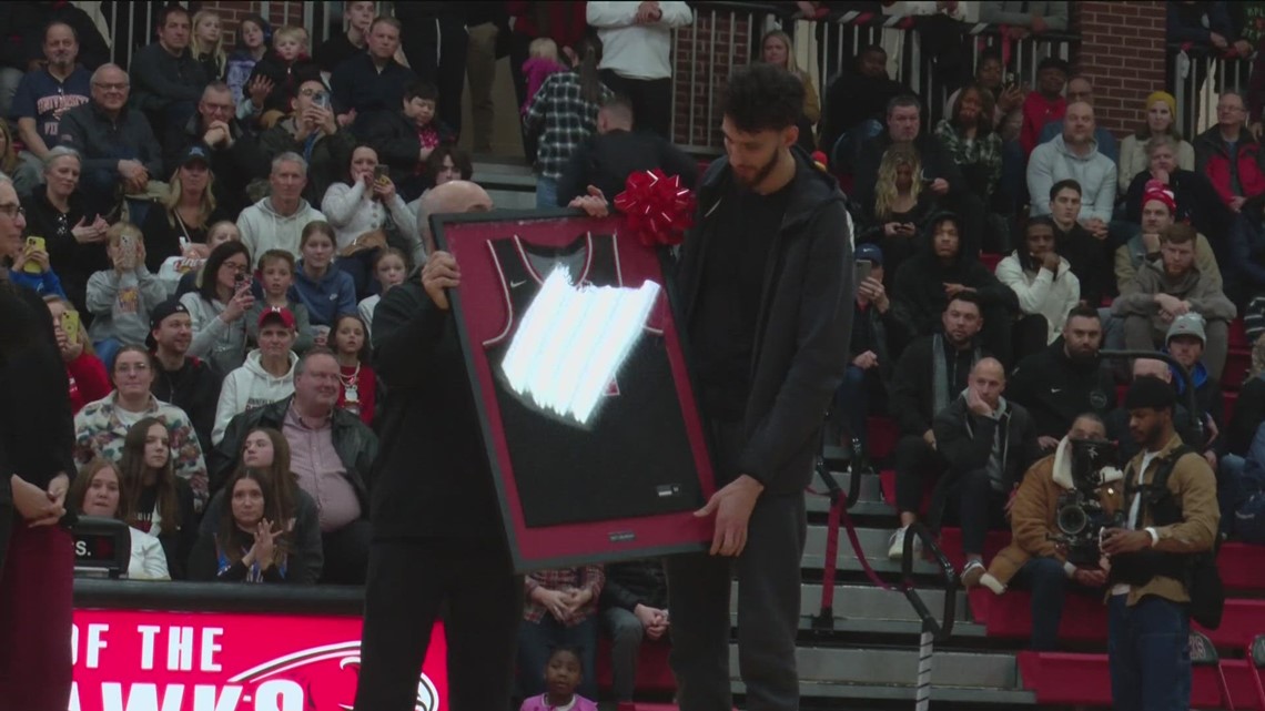 Minnehaha Academy honors Chet Holmgren | kare11.com