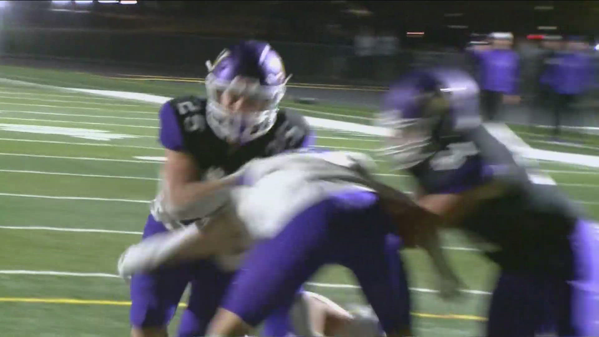 Keep up with the highlights from Friday's high school football matchup!
