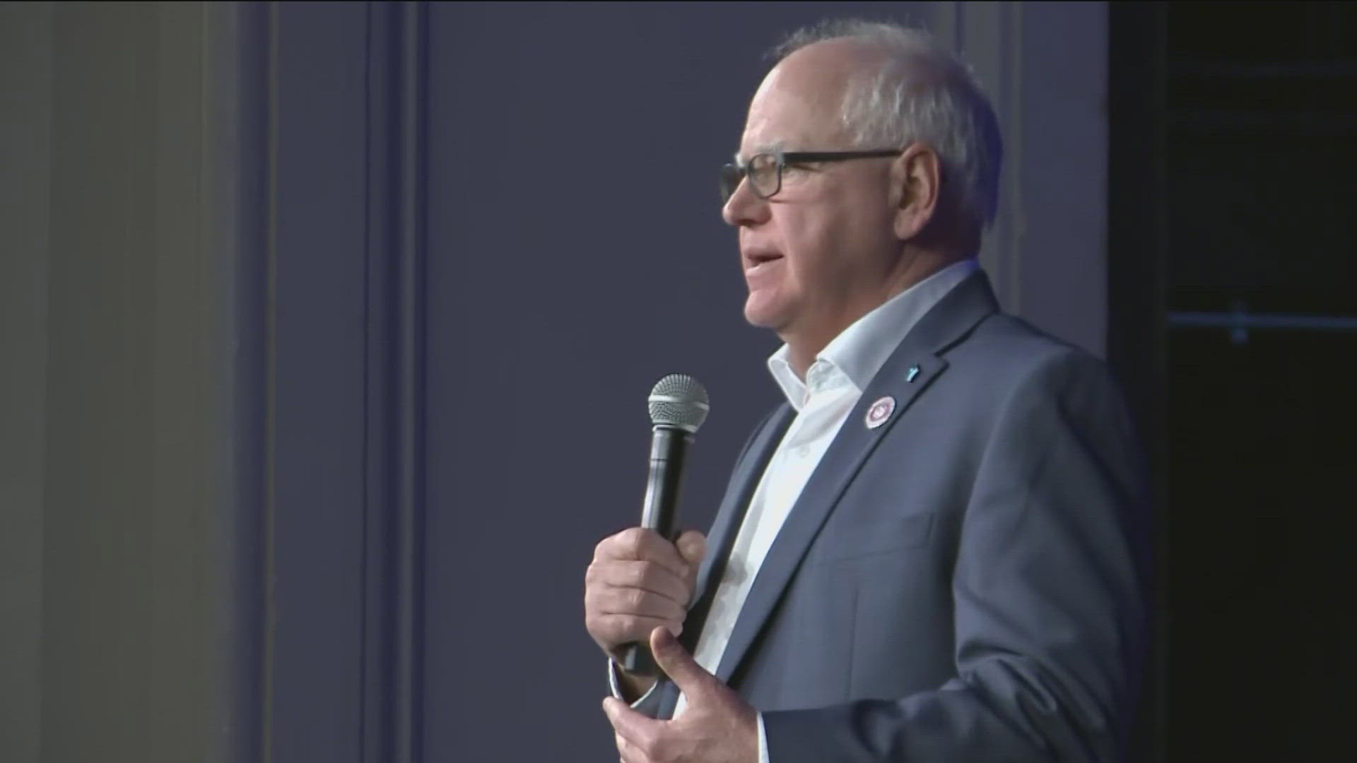 Gov. Walz engages voters at Iowa town hall | kare11.com