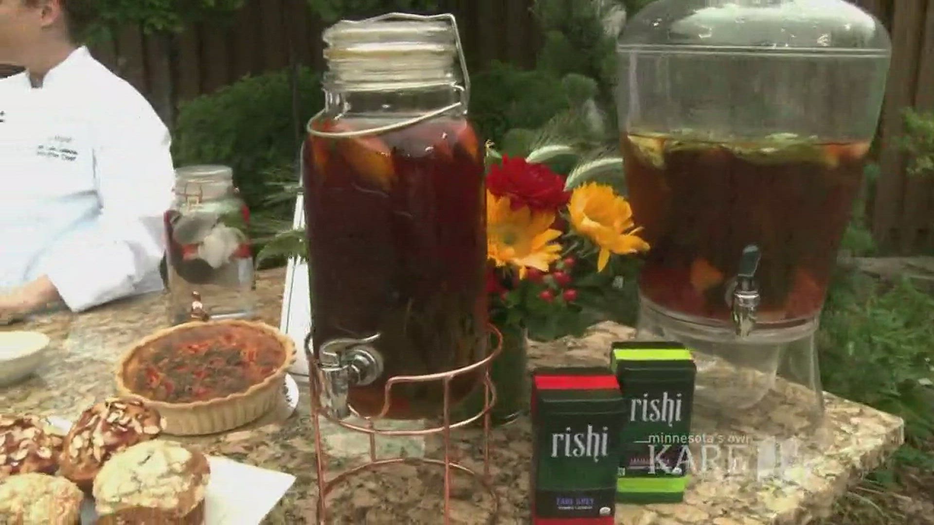 How to make sun tea with herbs and fruit