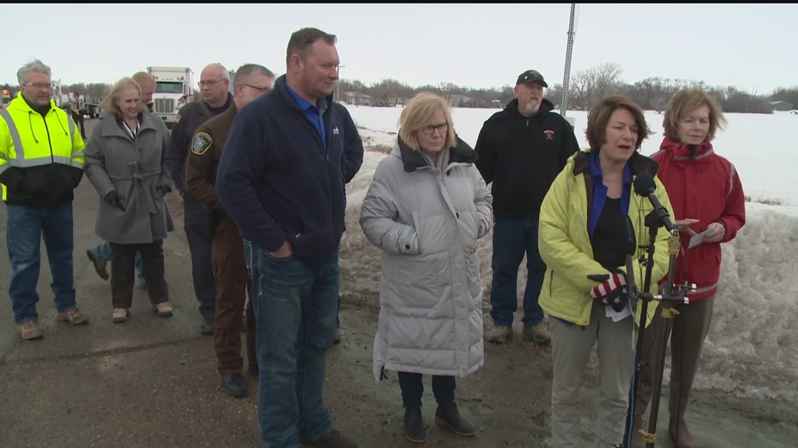 Lawmakers visit train wreckage in Raymond