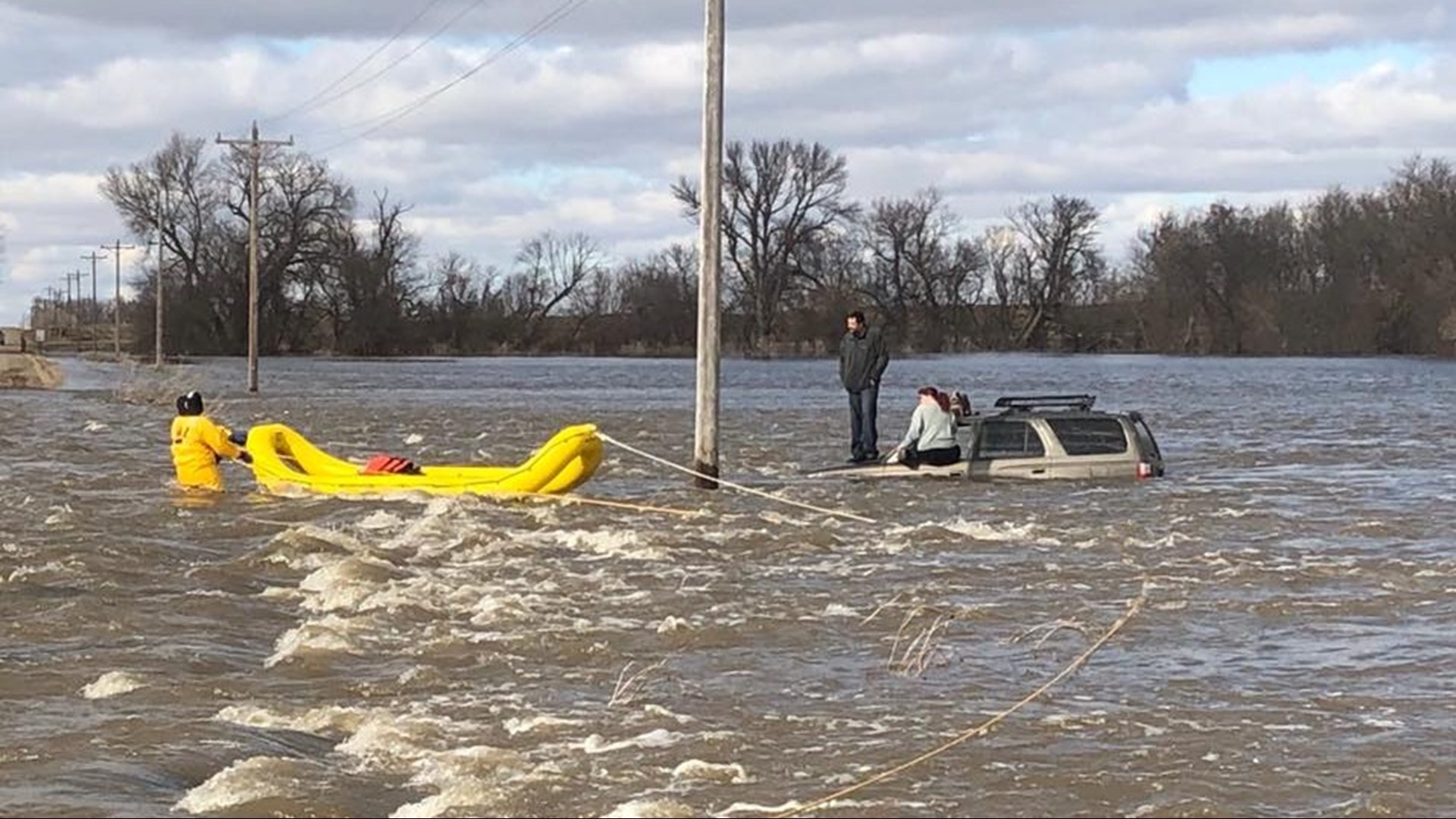 MN couple rescued from floodwaters after driving around barricade ...