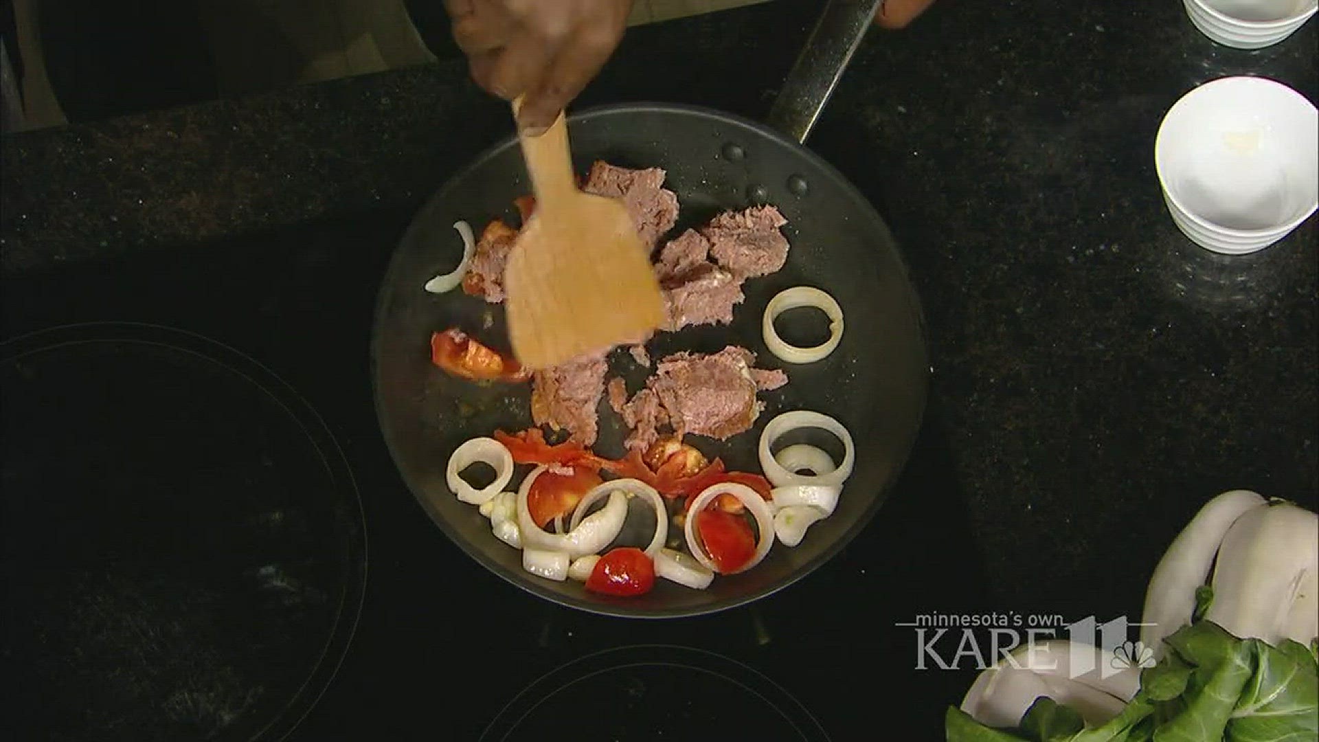 Tomme Beevas cooks us a corned beef dish from Pimento. This spread is a pick from Super Snack snacks. http://kare11.tv/2ibWeqf