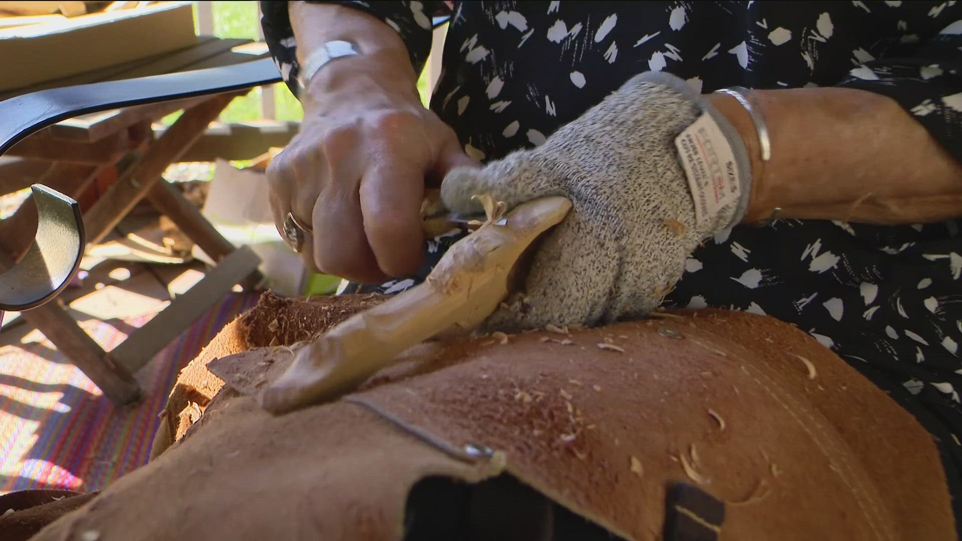 A Golden Valley couple is making wood carvings to generate funds for groups raising awareness of opioid dangers.