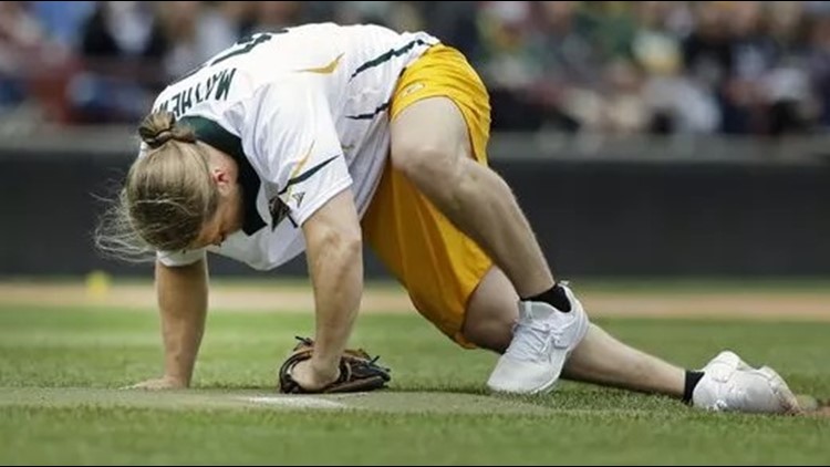 Green Bay Packers Clay Mathews takes line drive to face