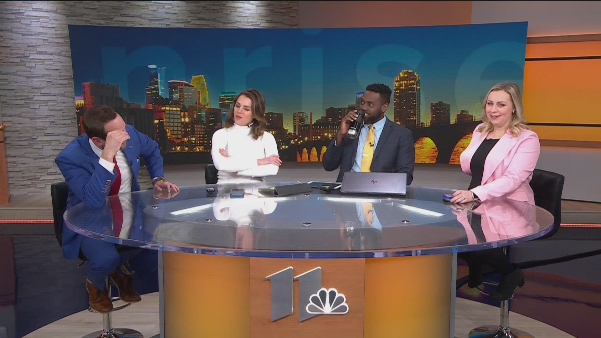 Sunrise anchors John, Alicia, Jason and Meghan debate whether you should try on clothes before buying them. That, and Reese Witherspoon's new recipe.