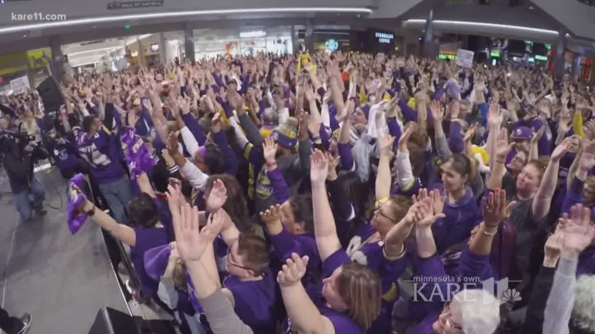 Vikings Skol Chant: 4000 strong at Mall of America