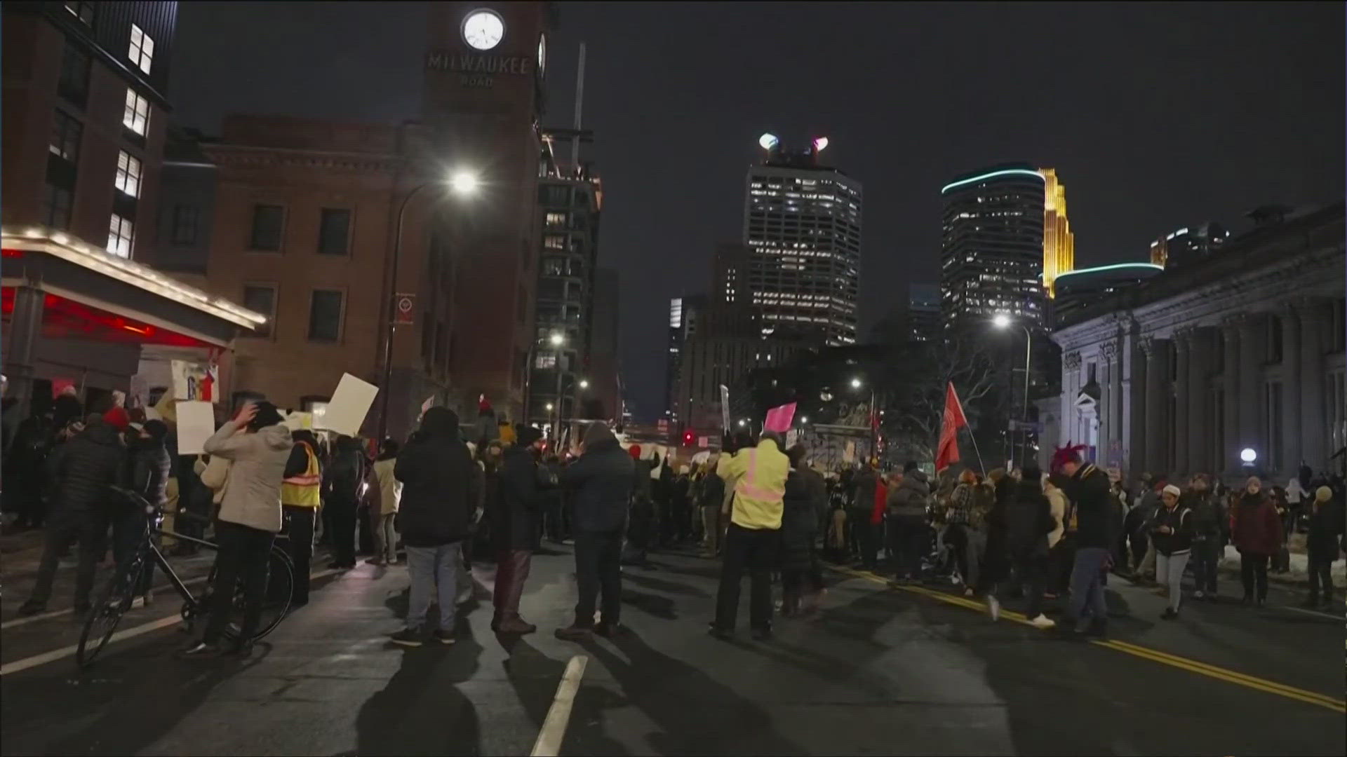 Hundreds protesting outside downtown Minneapolis hotel where ICE agents ...