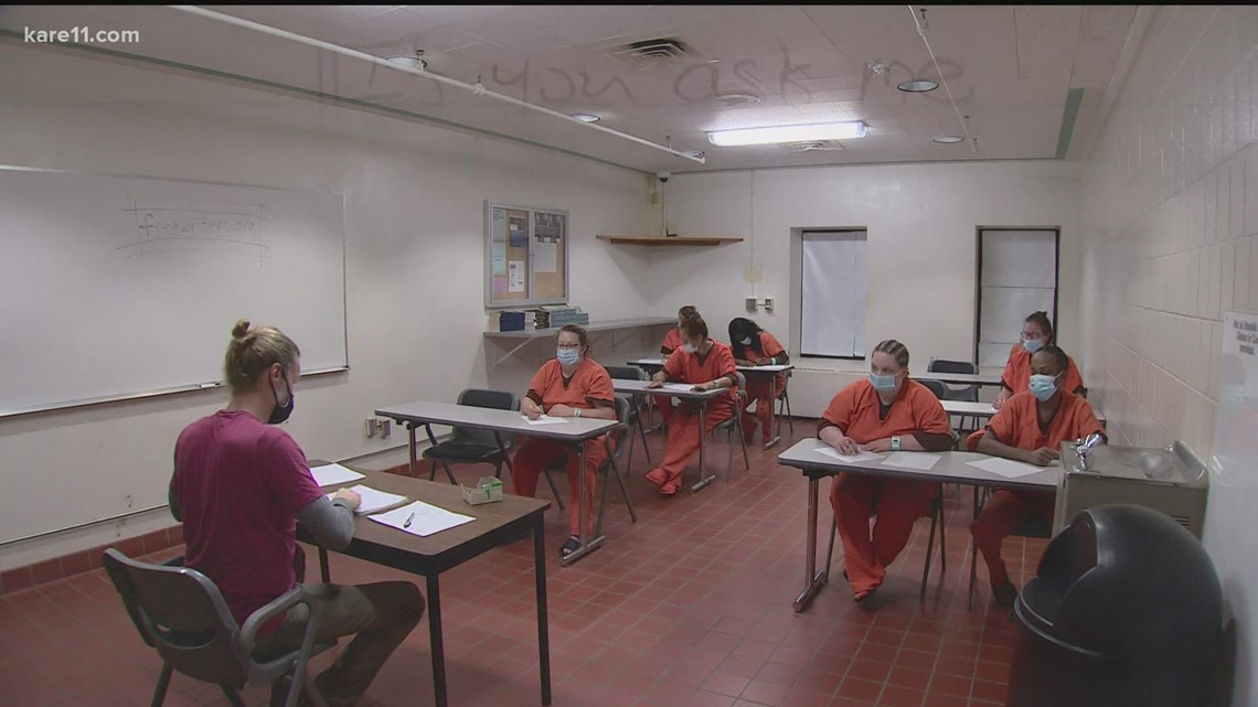 Former prosecutor teaches writing to help jail inmates choose better