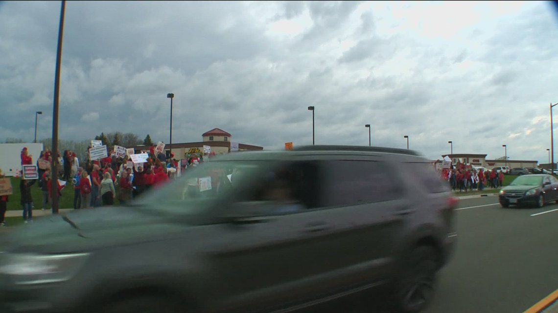 Lakeville teachers reach new tentative deal | kare11.com