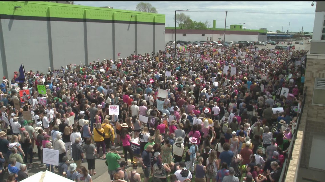More than 1,000 show for MN rally for abortion rights