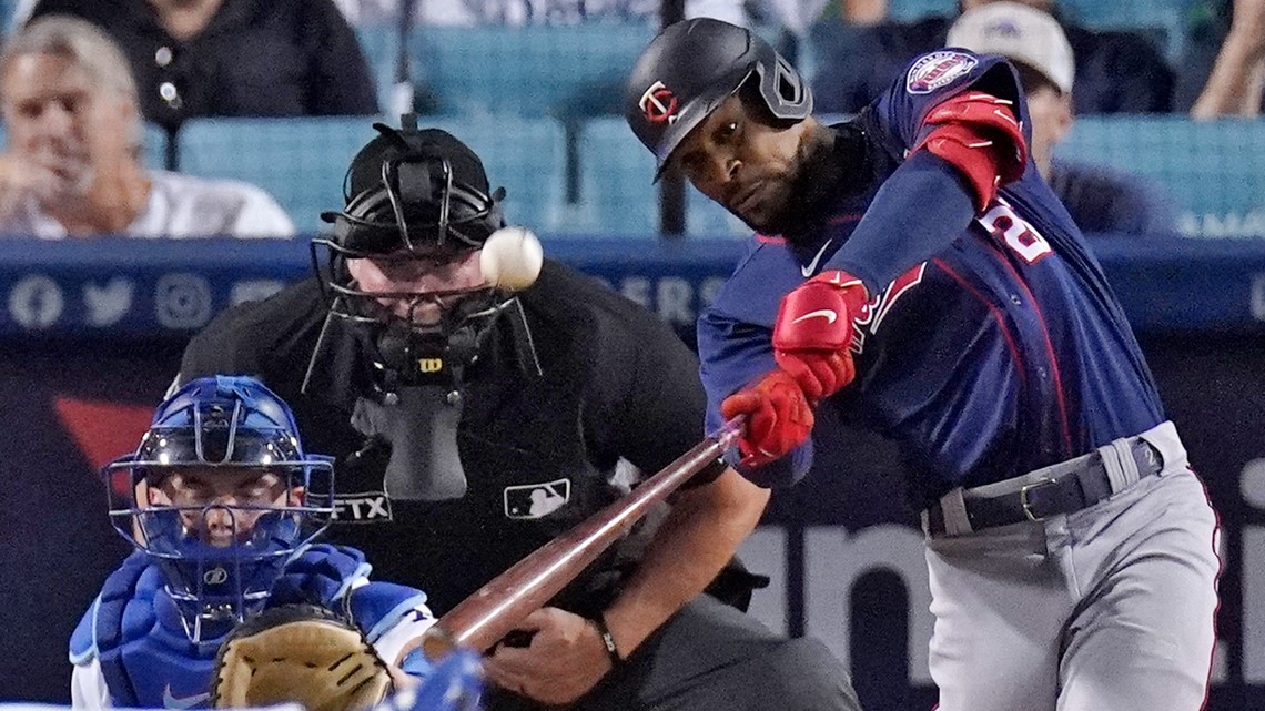 Byron Buxton, Twins star, crashes into wall while making sensational catch,  leaves game with 'upper back tightness' – New York Daily News