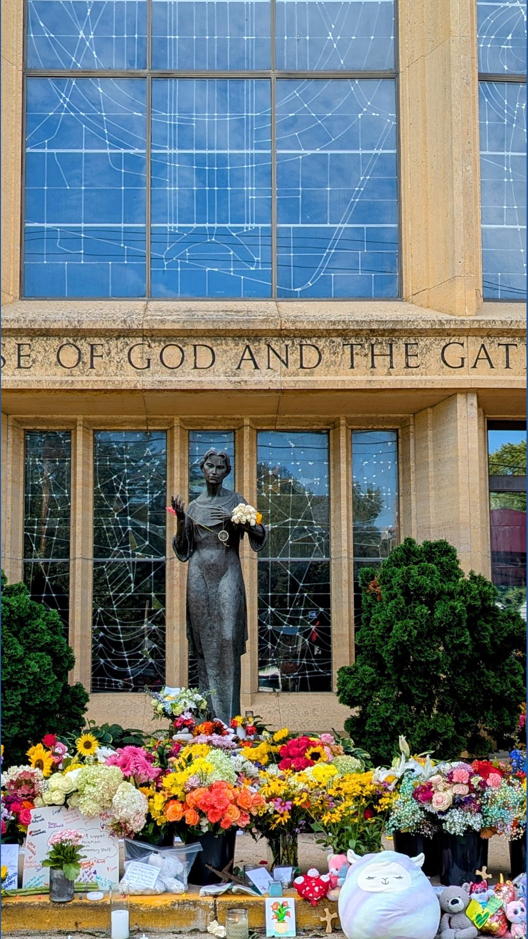 Minneapolis unites with ribbons for Annunciation Church | kare11.com