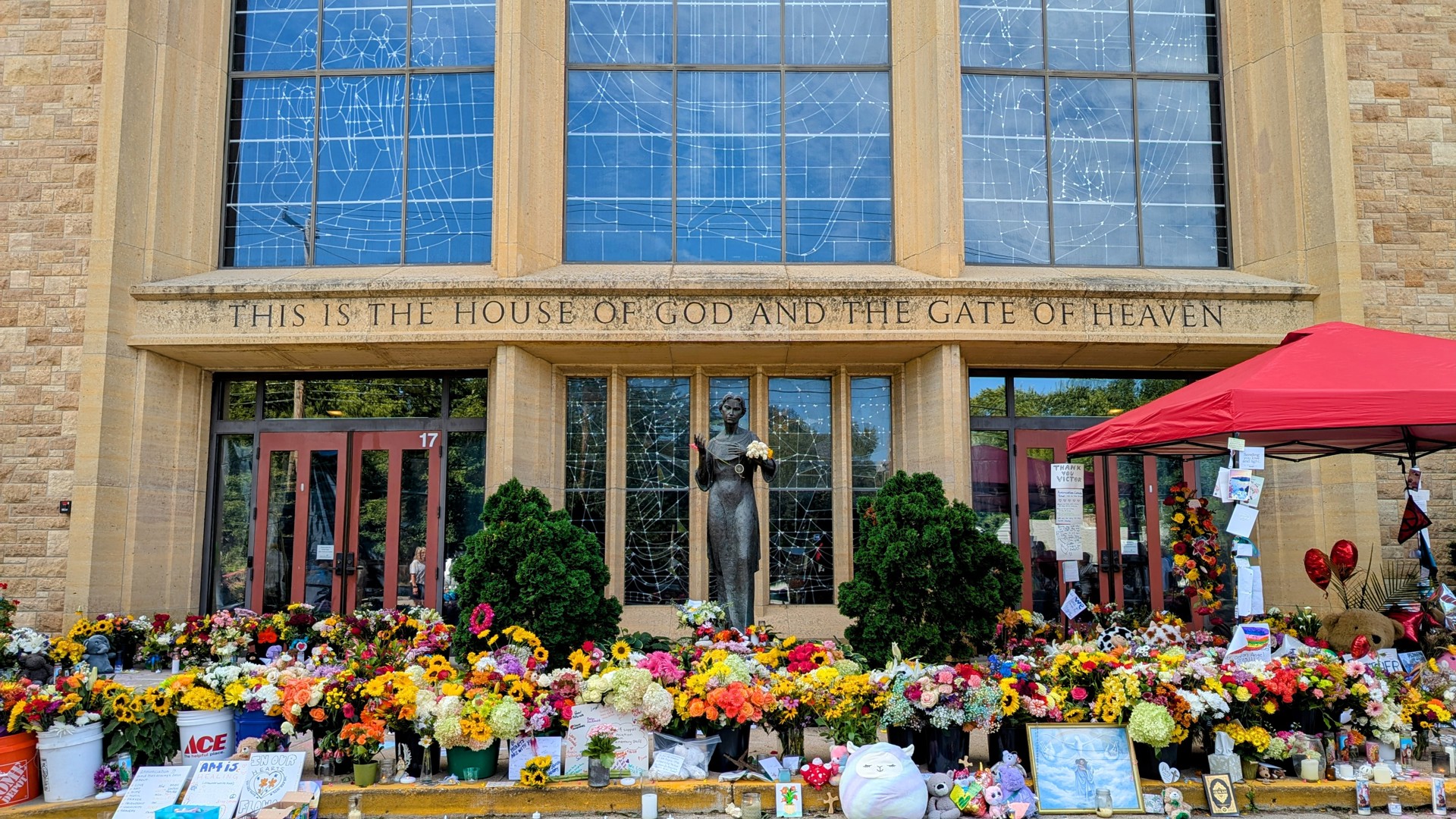 Minneapolis unites with ribbons for Annunciation Church | kare11.com