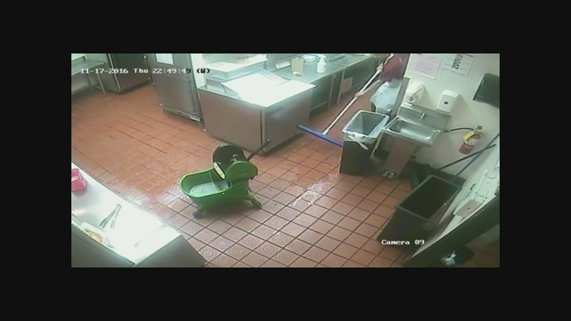 RAW VIDEO: Popeyes employee fights armed robber in Maplewood