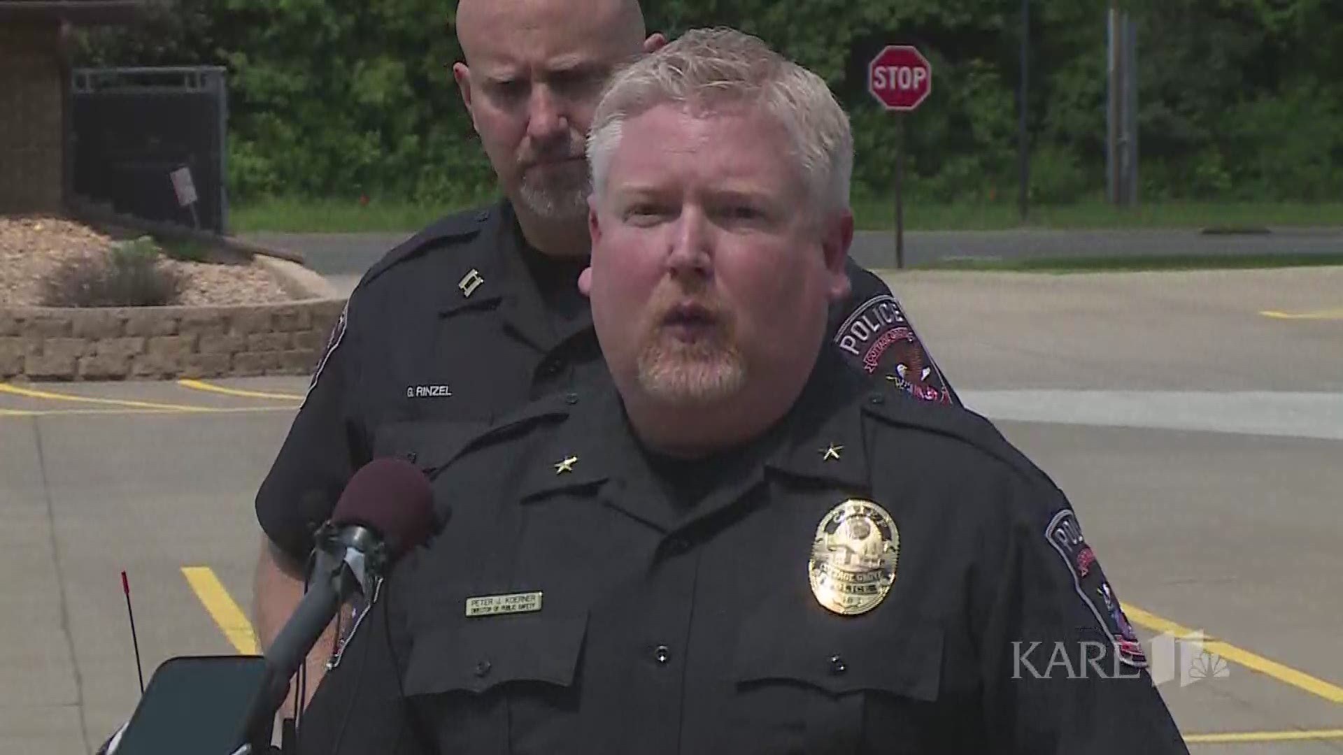 Cottage Grove Police Chief Pete Koerner describes the chase and arrest of a father and the recovery of his two children after an Amber Alert was issued Friday morning. https://kare11.tv/2Mx93dn