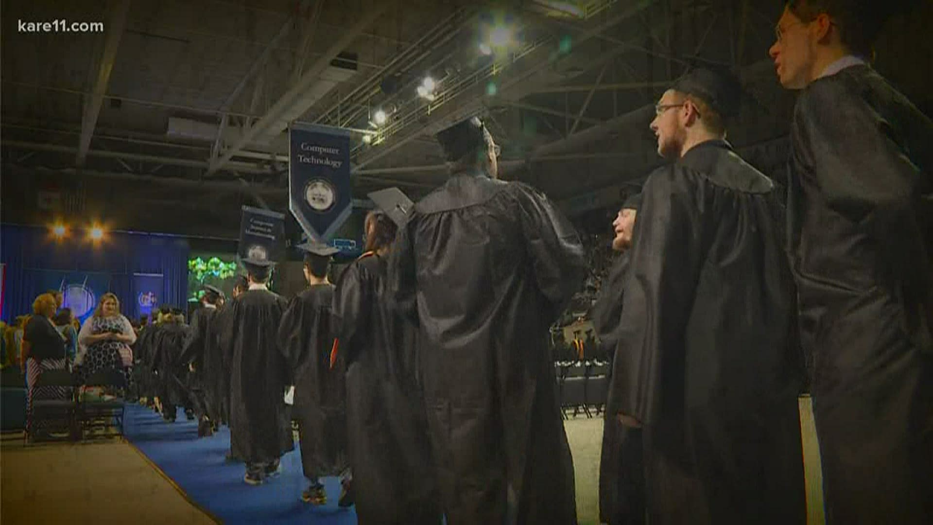 Graduating college seniors face volatile job market