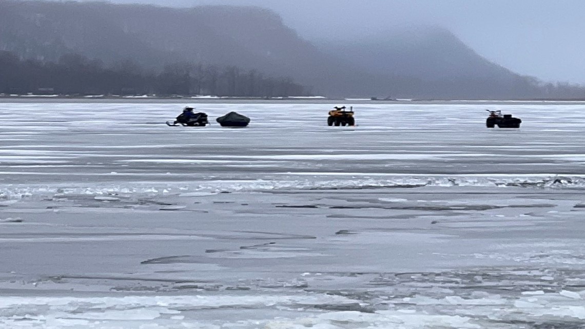 Equipos rescatan a 9 personas varadas en la capa de hielo del lago Pepin