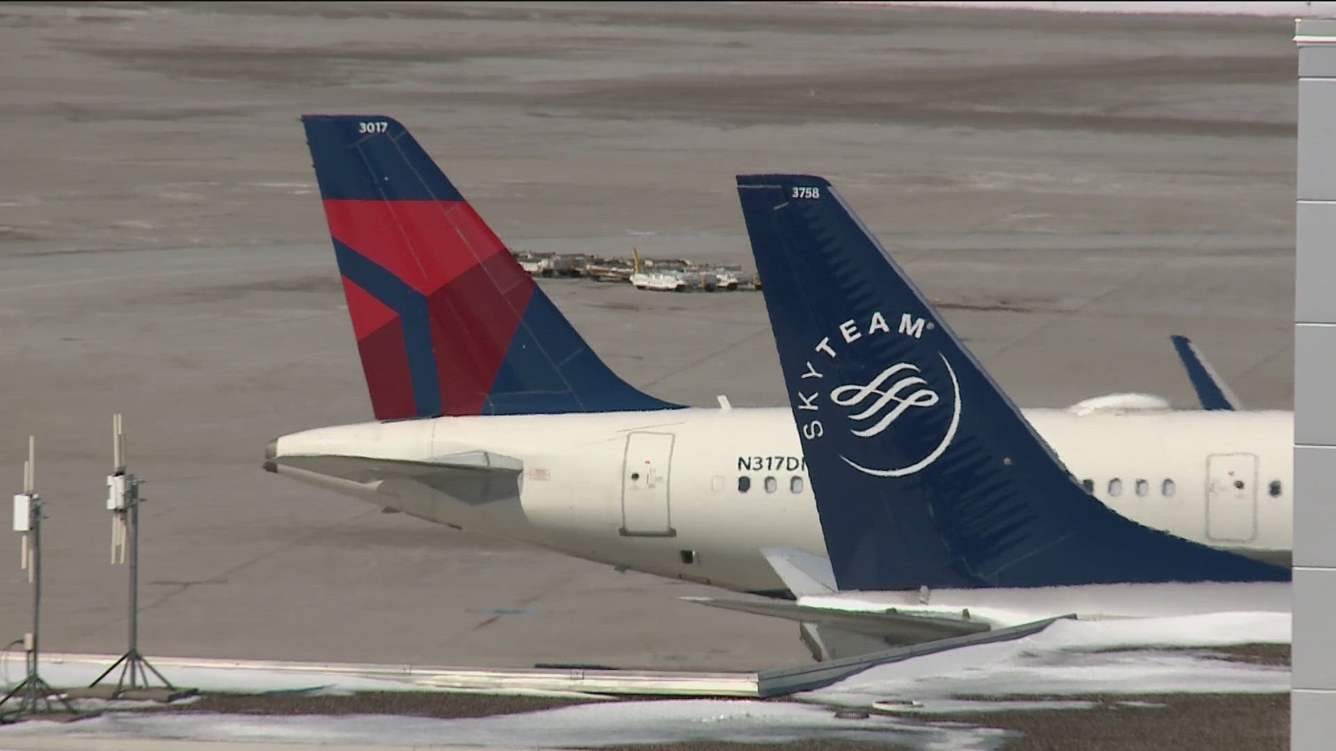 Two Delta planes on a taxiway at MSP Airport clipped wings Thursday morning, forcing both planes to return to their gates. No one was hurt.