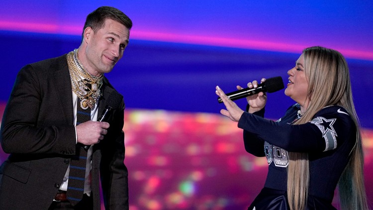 Watch Kirk Cousins sing with Kelly Clarkson at the NFL Honors