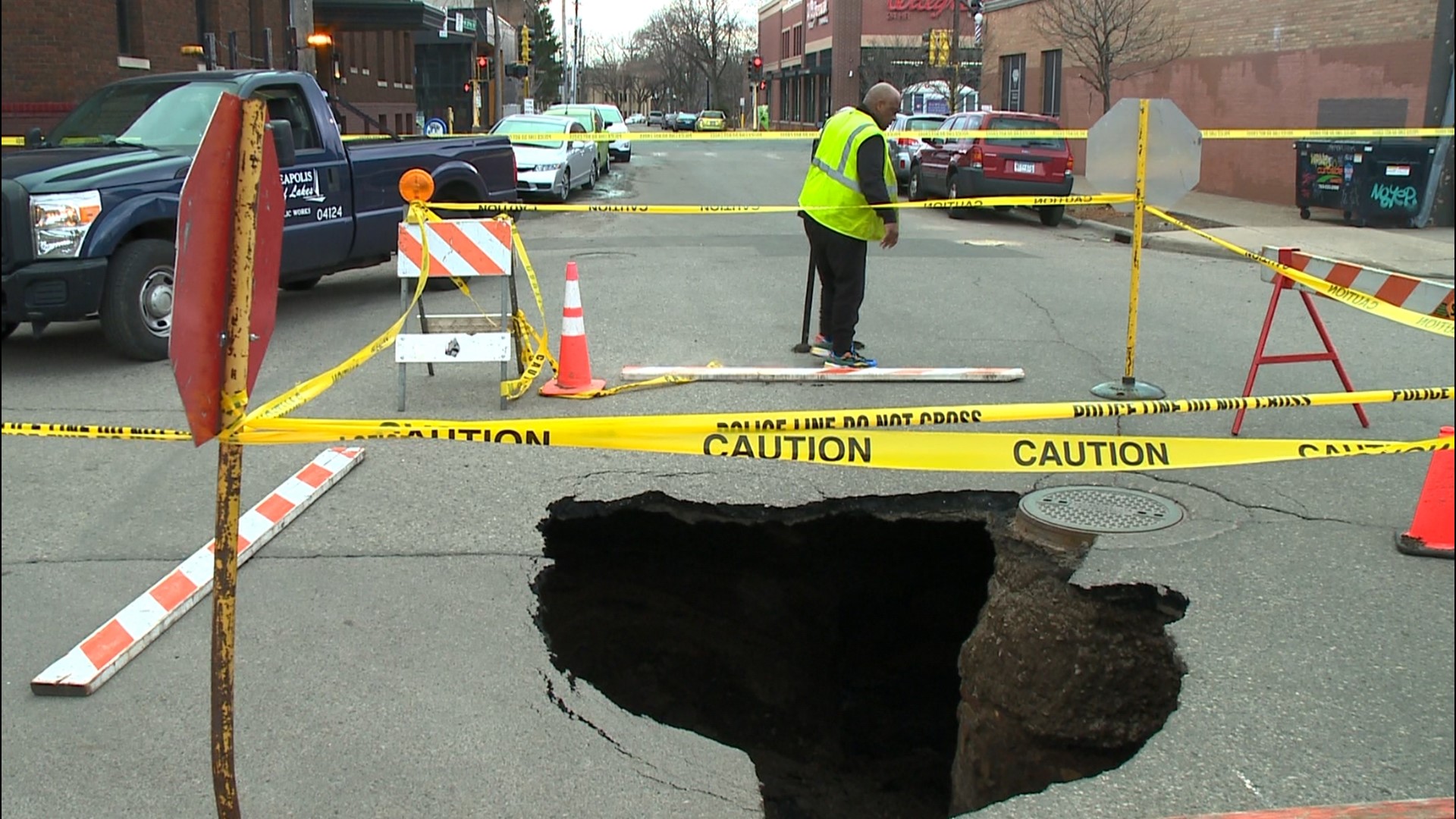 Minneapolis+Street+Closed+After+Sinkhole+Opens