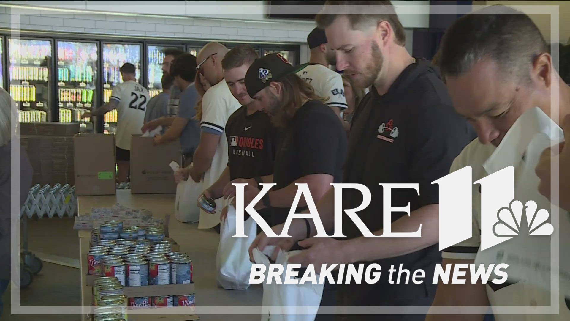 A former Twins pitcher recruited his new team to help his old one pack meals for a Minnesota nonprofit.