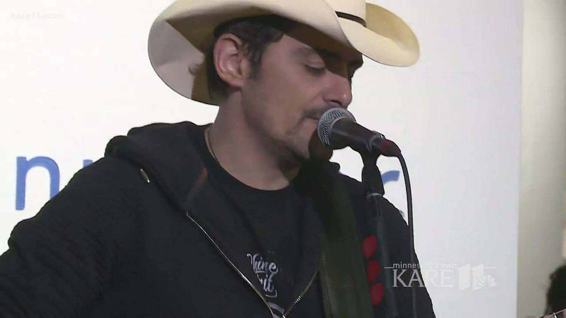 Brad Paisley surprised Minnesota fans with a free pop-up show at the Mall of America Tuesday. http://kare11.tv/2nkI8Ta